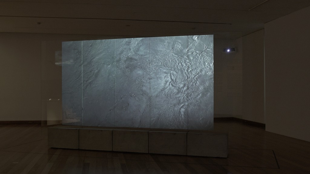 Ojos de agua, 2016 video escultura de cristal 5 x 3 x 0,5 metros